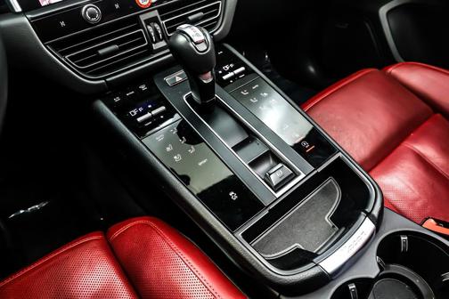 2022 Porsche Macan AWD