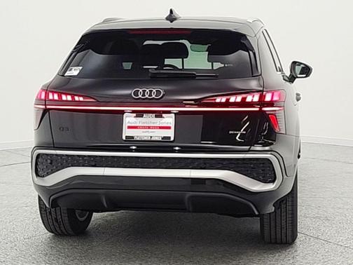 Mythos Black Metallic 2026 Audi Q3 TFSI quattro S tronic