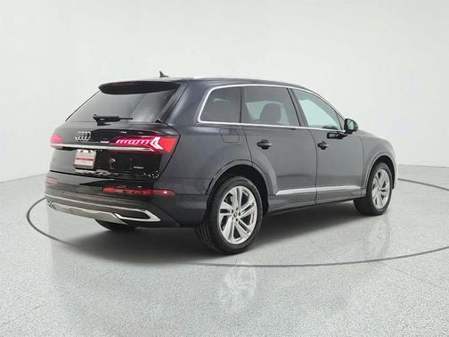 Mythos Black Metallic 2023 Audi Q7 45 Premium