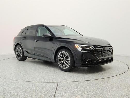 Mythos Black Metallic 2024 Audi Q8 e-tron Premium Plus