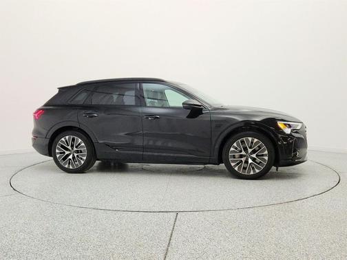 Mythos Black Metallic 2024 Audi Q8 e-tron Premium Plus