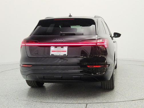 Mythos Black Metallic 2024 Audi Q8 e-tron Premium Plus