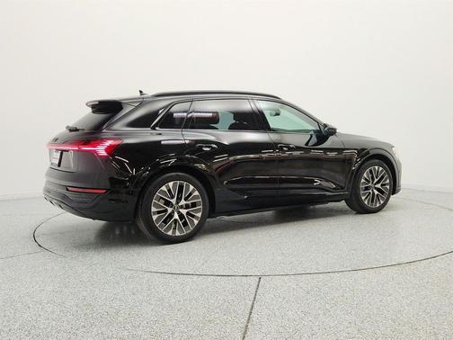 Mythos Black Metallic 2024 Audi Q8 e-tron Premium Plus