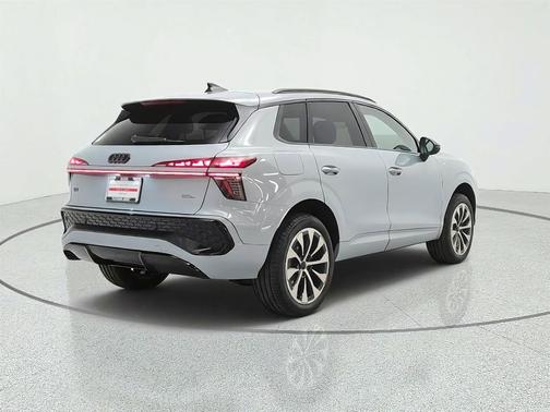 Arrow Gray Pearl Effect 2026 Audi Q3 TFSI quattro S tronic