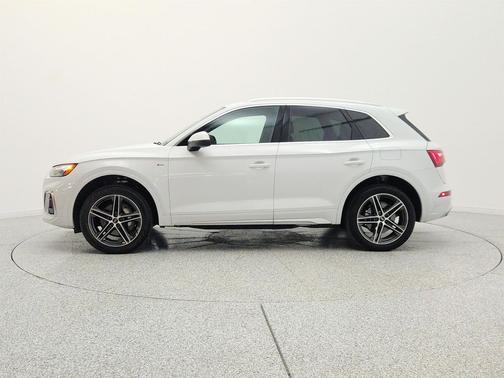 Glacier White Metallic 2025 Audi Q5 55 S line Premium