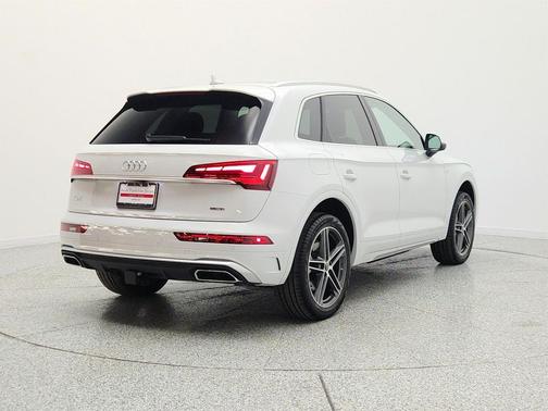 Glacier White Metallic 2025 Audi Q5 55 S line Premium