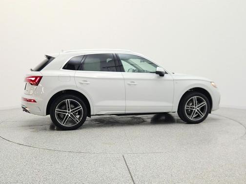 Glacier White Metallic 2025 Audi Q5 55 S line Premium