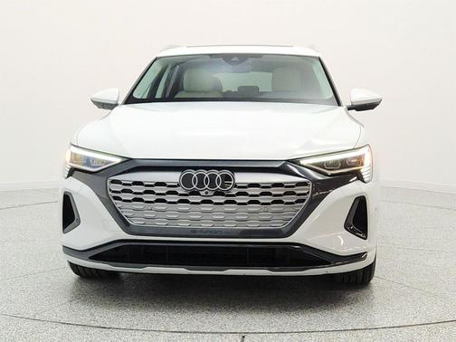 Glacier White Metallic 2024 Audi Q8 e-tron Premium Plus