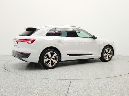 Glacier White Metallic 2024 Audi Q8 e-tron Premium Plus