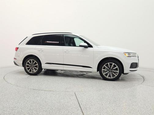 Glacier White Metallic 2022 Audi Q7 45 Premium Plus