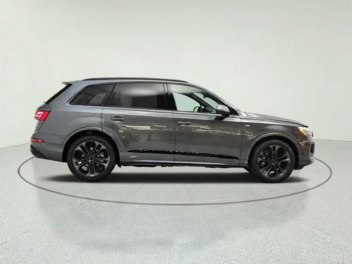 Daytona Gray Pearl Effect 2026 Audi Q7 55 Premium Plus