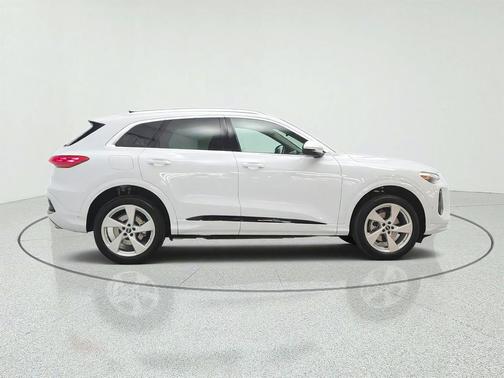 Glacier White Metallic 2025 Audi Q5 Premium Plus TFSI quattro S tronic