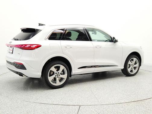 Glacier White Metallic 2026 Audi Q5 Premium Plus TFSI quattro S tronic