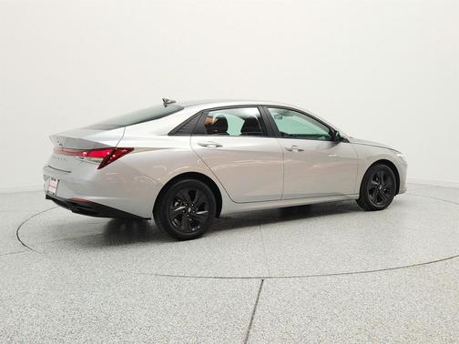 Shimmering Silver Pearl 2021 Hyundai ELANTRA SEL