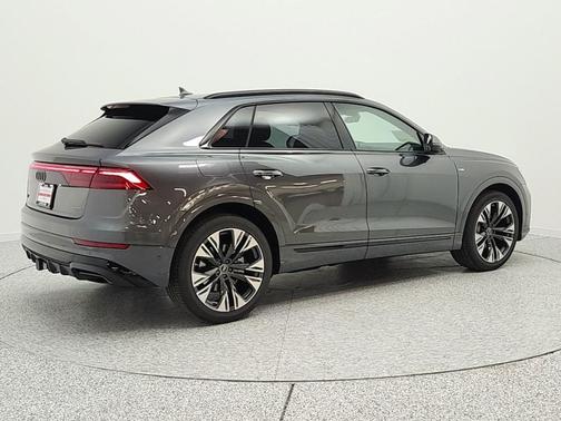 Daytona Gray Pearl Effect 2026 Audi Q8 55 Premium Plus