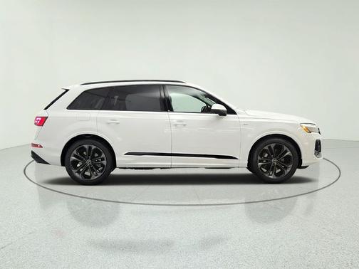 Glacier White Metallic 2026 Audi Q7 55 Premium Plus