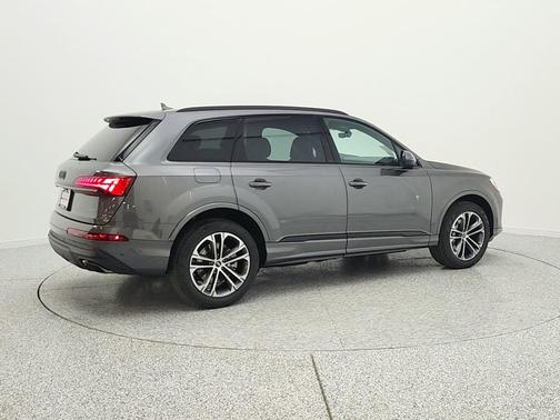 Samurai Gray Metallic 2026 Audi Q7 45 Premium