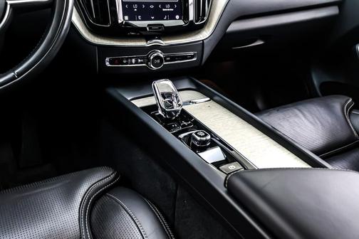 2022 Volvo XC60 Recharge Plug-In Hybrid T8 Inscription