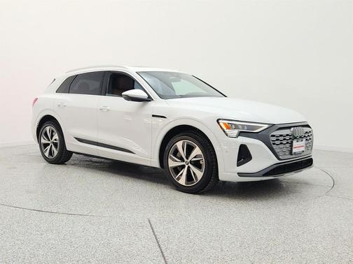 Glacier White Metallic 2024 Audi Q8 e-tron Premium Plus