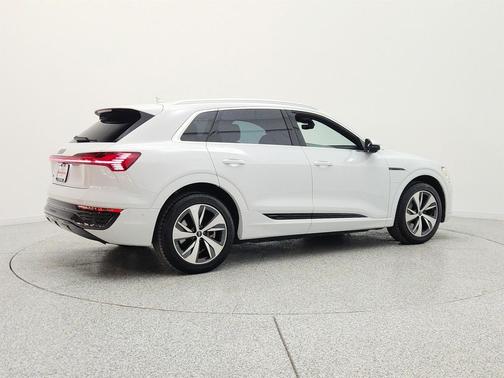 Glacier White Metallic 2024 Audi Q8 e-tron Premium Plus