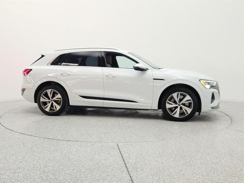 Glacier White Metallic 2024 Audi Q8 e-tron Premium Plus