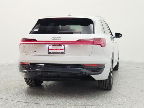 Glacier White Metallic 2024 Audi Q8 e-tron Premium Plus