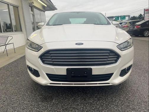 White 2016 Ford Fusion SE