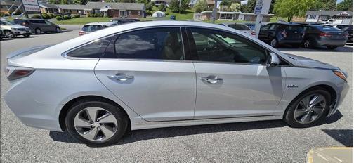 Ion Silver 2017 Hyundai SONATA Hybrid Limited