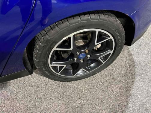Photo 5 of 16 of 2012 Ford Focus Titanium