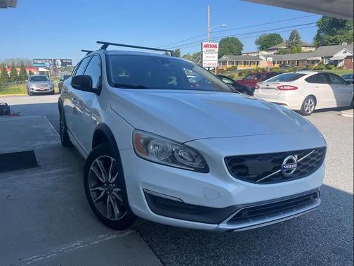 Crystal White Pearl 2016 Volvo V60 Cross Country T5