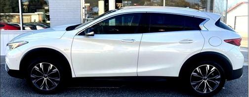 2017 INFINITI QX30 Premium