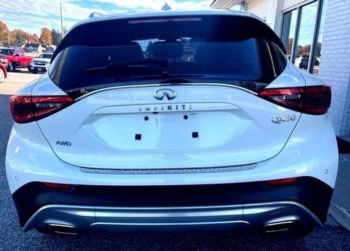 2017 INFINITI QX30 Premium