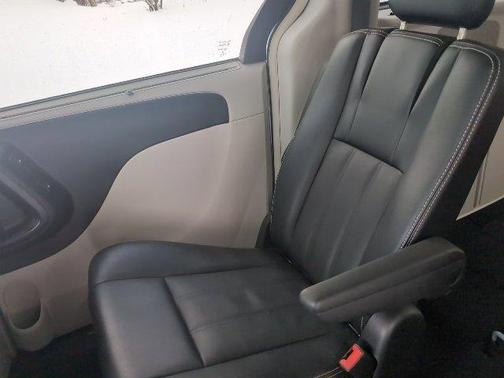 2016 Chrysler Town & Country Touring-L