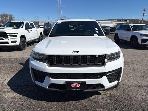 Bright White Clearcoat 2026 Jeep Grand Cherokee Laredo