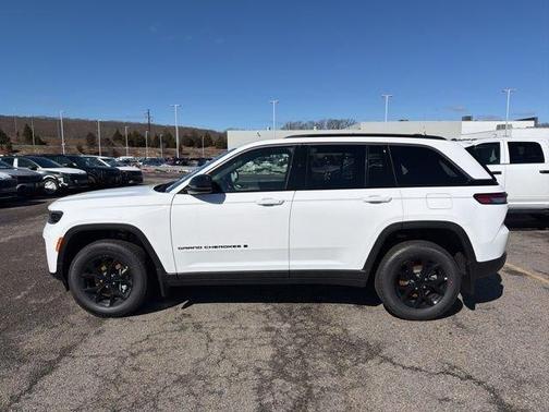 Bright White Clearcoat 2026 Jeep Grand Cherokee Laredo