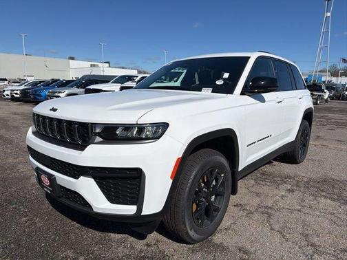 Bright White Clearcoat 2026 Jeep Grand Cherokee Laredo