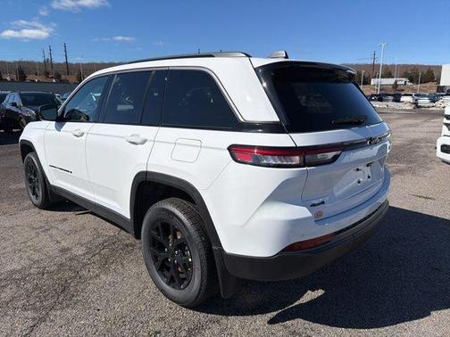Bright White Clearcoat 2026 Jeep Grand Cherokee Laredo