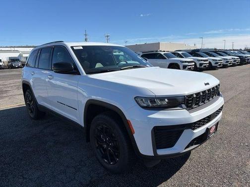 Bright White Clearcoat 2026 Jeep Grand Cherokee Laredo