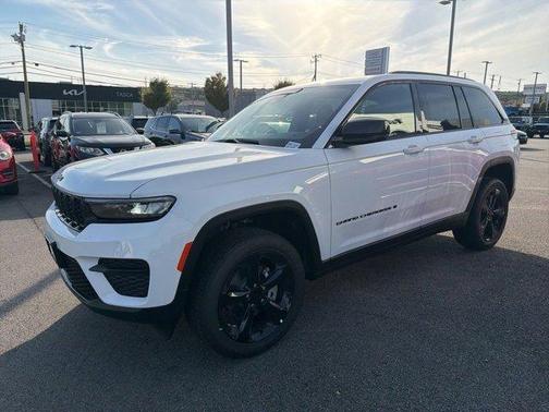 2025 Jeep Grand Cherokee Laredo