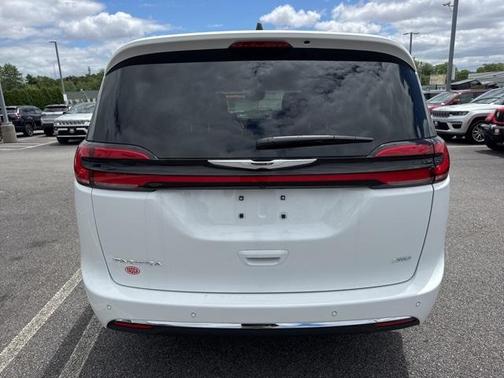 2025 Chrysler Pacifica Select