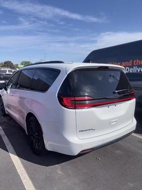 2024 Chrysler Pacifica Touring-L