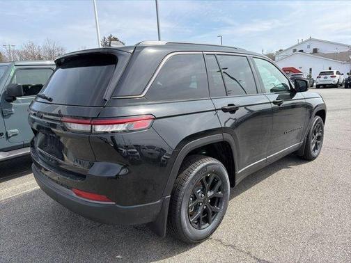 Diamond Black 2026 Jeep Grand Cherokee Laredo