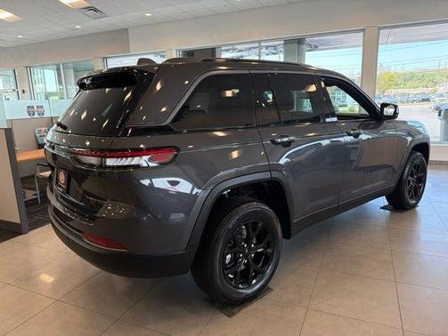 Metallic 2026 Jeep Grand Cherokee Laredo