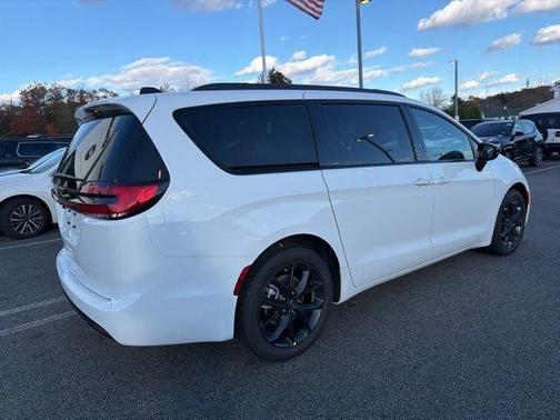 Bright White Clearcoat 2026 Chrysler Pacifica Select