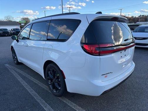Bright White Clearcoat 2026 Chrysler Pacifica Select