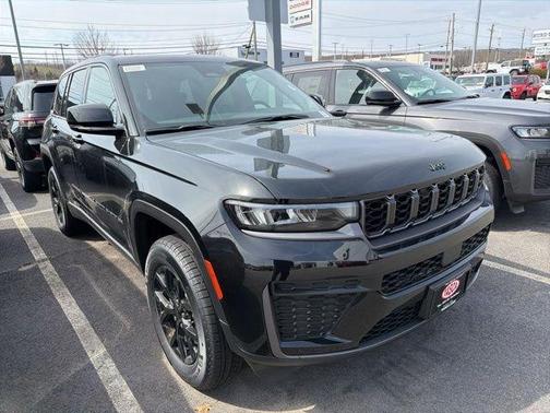 Diamond Black 2026 Jeep Grand Cherokee Laredo