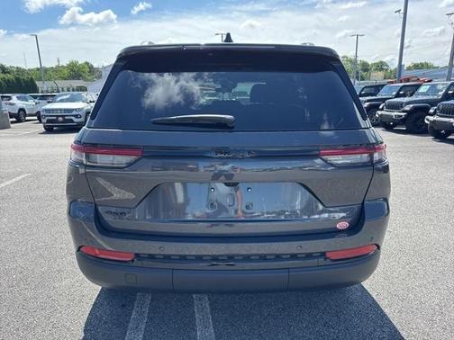 2025 Jeep Grand Cherokee Laredo