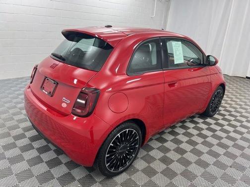 2024 FIAT 500e Base