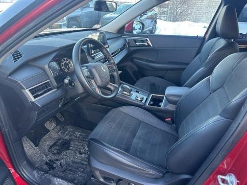 2024 Mitsubishi Outlander SE