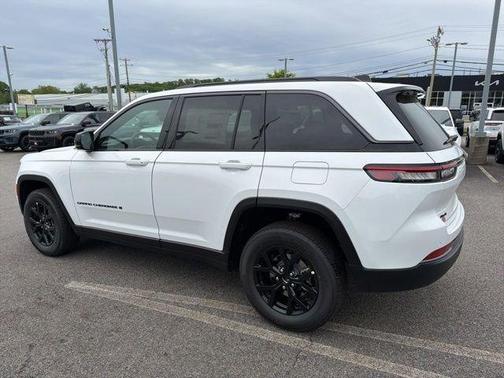 Bright White Clearcoat 2026 Jeep Grand Cherokee Laredo